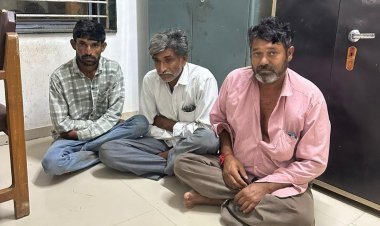 કુતિયાણાના ઈશ્વરીયા ગામે સ્ટ્રીટ લાઈટના અંજવાળે જુગાર રમતા ૩  ઝડપાયા