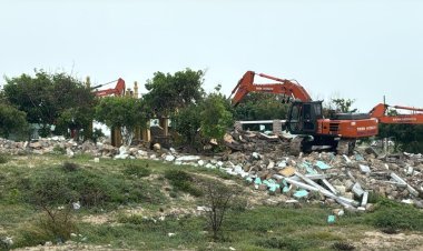 દ્વારકાના ભીમરાણાના દરિયા કિનારે ૧૮ર૦૦ ચો. ફુટનું ધાર્મિક દબાણ હટાવાયું ર૦૦૦ ચો. ફૂટ ગૌચરની જમીન ખૂલ્લી કરાઈ