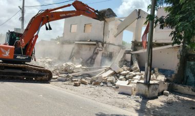 દ્વારકા શહેરમાં ચરકલા રોડ પર સરકારી જમીન પર ગેરકાયદેસર  પાંચ હોમેસ્ટે ઉપર તંત્રનું બુલડોઝર ફરી વળ્યુ