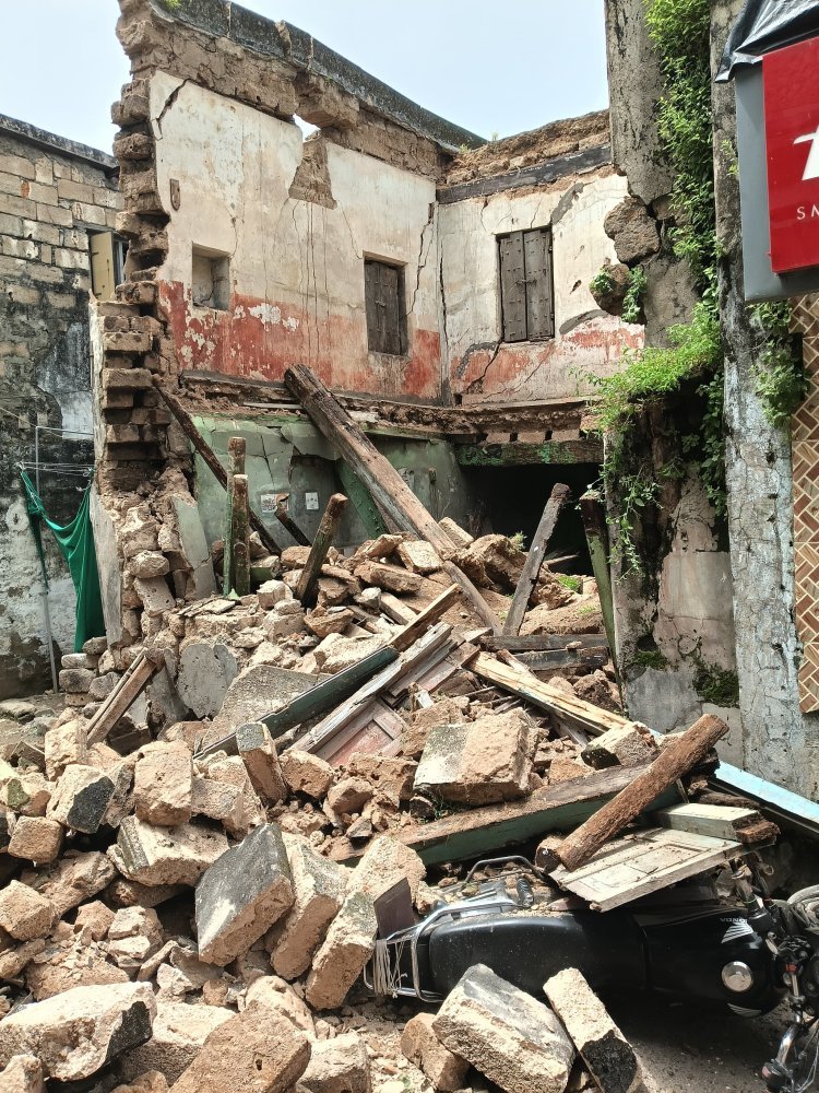 માંગરોળ ચા બજારમાં જર્જરીત દુકાનનો મલબો ધરાશાયી થતાં બેના મોત