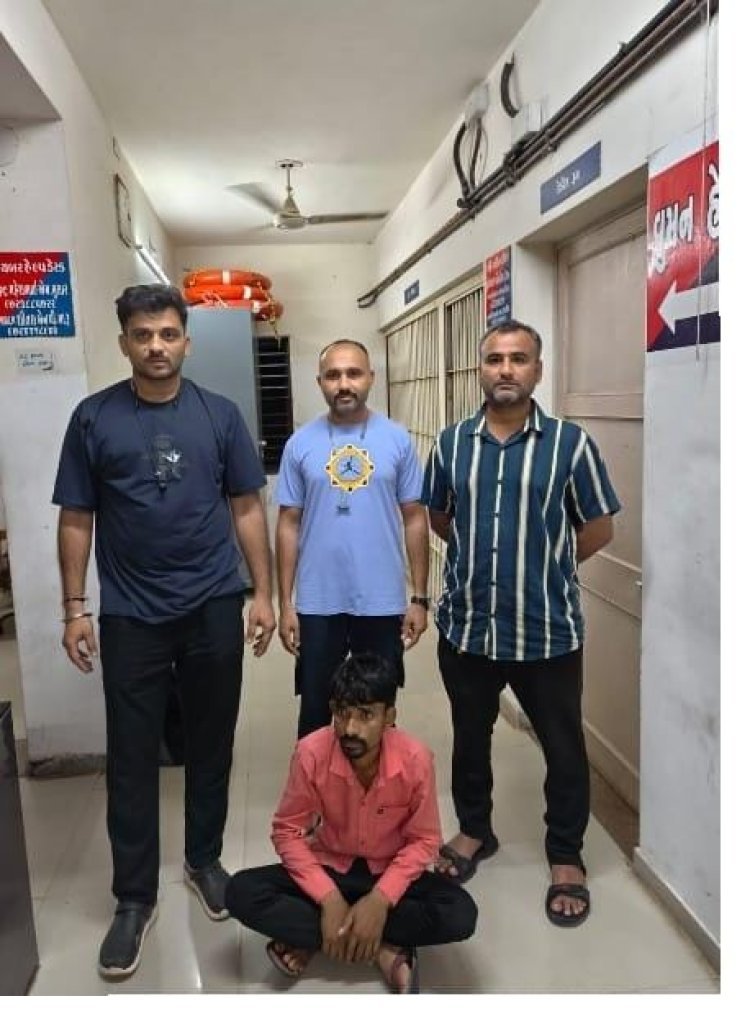 કુતિયાણાના અપહરણ અને પોકસોના ગુનામાં ૧૦ વર્ષથી ફરાર બિહારી આરોપીને દિલ્હીથી દબોચી લેતી પોરબંદર એલ.સી.બી.