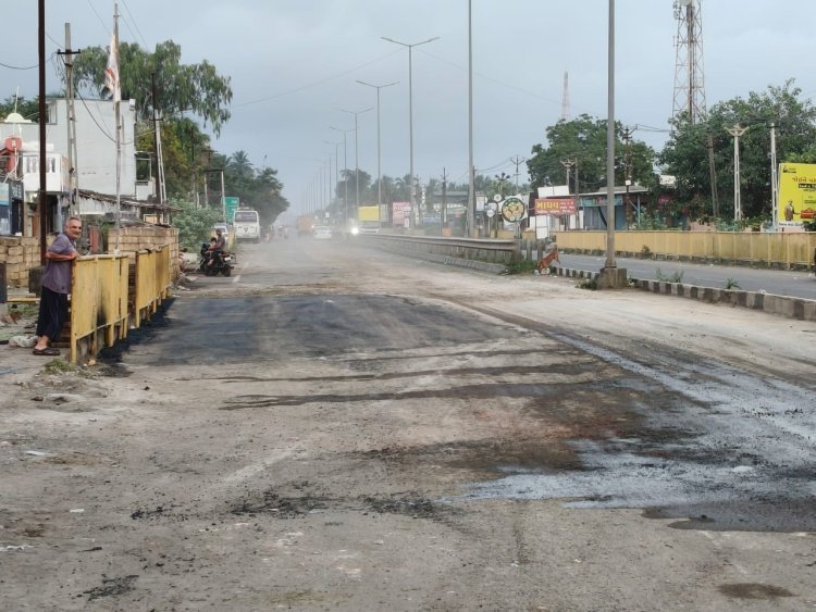 માંગરોળમાં મોડી રાત્રે હજારો પોલીસ ફોર્સના બંદોબસ્ત સાથે મંદિર મજાર જમીન દોસ્ત કરી નાખ્યા.