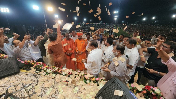 પૂર્વ ધારાસભ્ય રાજસી જોટવાના આદ્રી ગામની ઘટના.....  "મહાકાળી ગૌશાળાના લાભાર્થે યોજાયેલ લોક ડાયરામાં સોનાની નોટો અને ડોલર નો વરસાદ..."