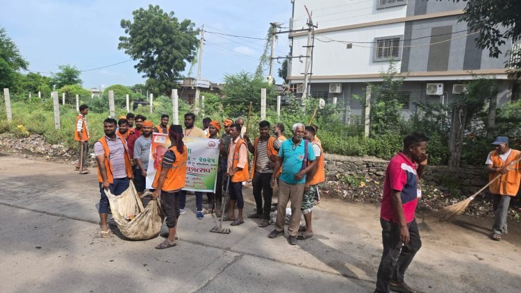 સાળંગપુરધામ ખાતે વડાપ્રધાનશ્રી નરેન્દ્રભાઈ મોદીના ૭૫મા જન્મદિવસ નિમિત્તે "સ્વચ્છતા હી સેવા-૨૦૨૫" અંતર્ગત "સ્વચ્છોત્સવ";ની ઉજવણીના ભાગરૂપે આજે સ્વચ્છતા અભિયાનની વિશેષ ઉજવણી