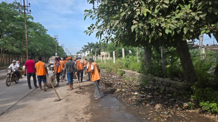 સાળંગપુરધામ ખાતે વડાપ્રધાનશ્રી નરેન્દ્રભાઈ મોદીના ૭૫મા જન્મદિવસ નિમિત્તે "સ્વચ્છતા હી સેવા-૨૦૨૫" અંતર્ગત "સ્વચ્છોત્સવ";ની ઉજવણીના ભાગરૂપે આજે સ્વચ્છતા અભિયાનની વિશેષ ઉજવણી