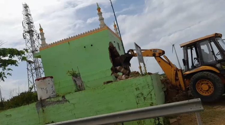 દેવભૂમિ દ્વારકા જિલ્લાના ગ્રામ્ય વિસ્તારમાં હાઈવે ટચ ગેરકાયદે દબાણો પર તંત્રનું બુલડોઝર