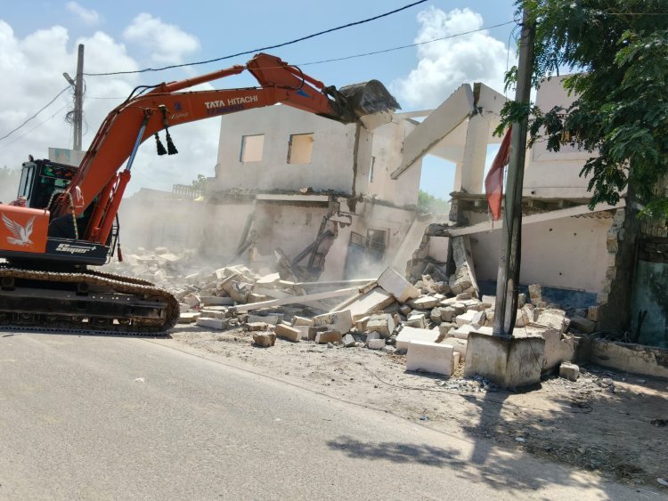દ્વારકા શહેરમાં ચરકલા રોડ પર સરકારી જમીન પર ગેરકાયદેસર  પાંચ હોમેસ્ટે ઉપર તંત્રનું બુલડોઝર ફરી વળ્યુ