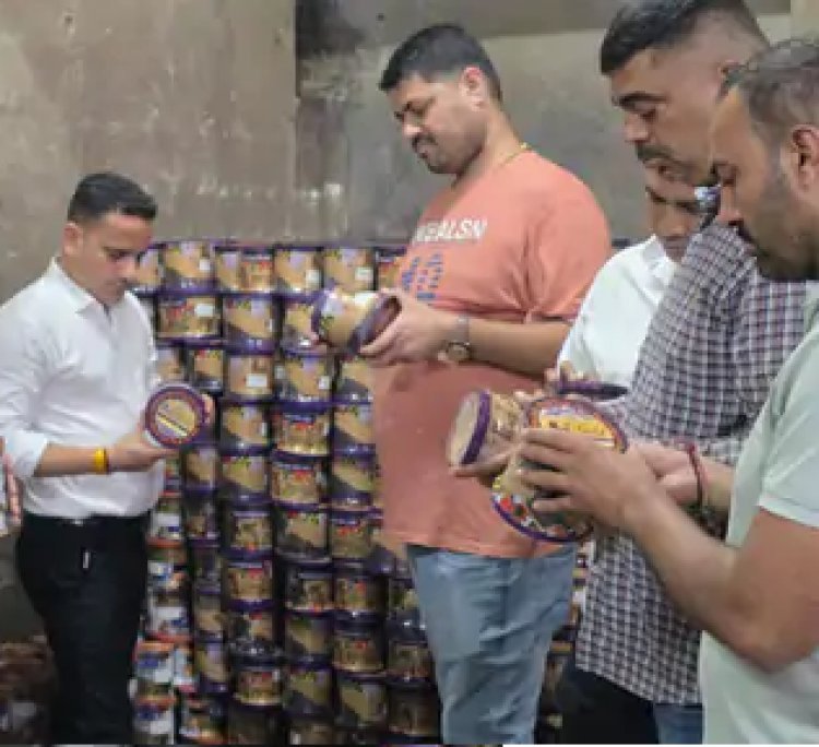 સુરતમાં પોલીસે છ મહિના પહેલા જ્યાં દરોડા પડેલા ત્યાં જ ફરીથી બીજી વખત ચાઇનીઝ દોરીનું ઉત્પાદન ઝડપાયું.