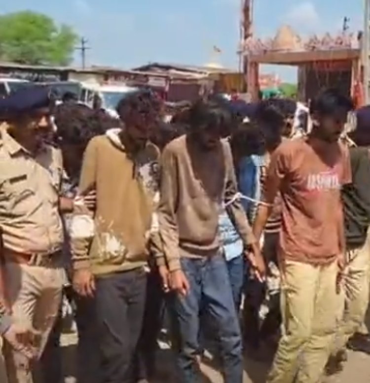 બહિયલમાં હિંસા ફેલાવી હુમલો કરનાર 60 જેટલા આરોપીઓને ઘટના સ્થળે લઈ જઈ રિકન્સ્ટ્રશન કરાયું.