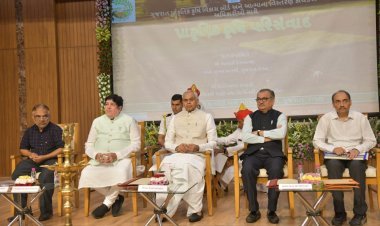 ગુજરાત પ્રાકૃતિક કૃષિ વિકાસ બોર્ડ અને આત્માના વિસ્તરણ કાર્યકરો-અધિકારીઓ,  અમદાવાદ તથા ગાંધીનગર જિલ્લાના કૃષિ સખી, કિસાન મિત્રો સાથે રાજ્યપાલશ્રીએ સંવાદ કર્યો