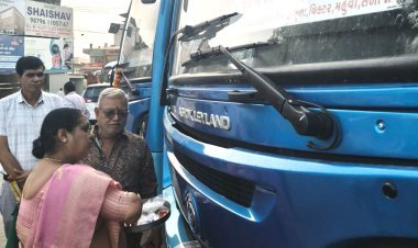 વેરાવળ એસ.ટી.ડેપોને નવી મળેલી બસને પ્રસ્થાન કરાવતા નગરપાલિકાના પ્રમુખ પલ્લવીબેન જાની