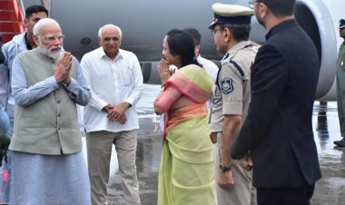 વડોદરા એરપોર્ટ ઉપર વડાપ્રધાનશ્રીનું ઉષ્માપૂર્ણ સ્વાગત