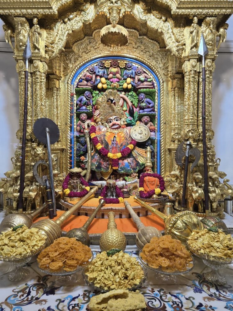 વિજયાદશમી(દશેરા) નિમિતે શ્રી કષ્ટભંજનદેવ હનુમાનજી દાદાને શ્રીરામ ભગવાનની થીમવાળા વાઘા પહેરાવ્યા