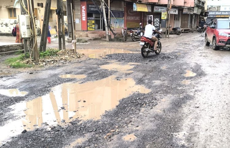 દિવાળી પર્વ આડે હવે માત્ર ૧૭ દિવસ બાકી છે ત્યારે જૂનાગઢનાં બિસ્માર માર્ગો તત્કાલ નવા બનાવવા લોકોની માંગણી