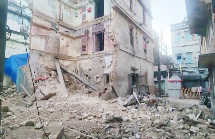 વેરાવળમાં મોડીરાત્રે ત્રણ માળનું મકાન ધરાશાયી થતાં માતા-પુત્રી સહિત ૩નાં મોત : અરેરાટી