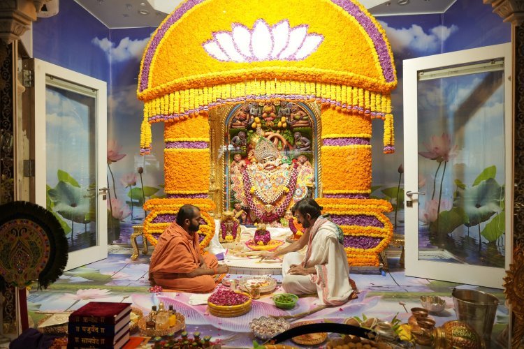 પૂનમ નિમિત્તે શ્રી કષ્ટભંજનદેવ હનુમાનજી દાદાનું દિવ્ય ષોડશોપચાર પૂજન