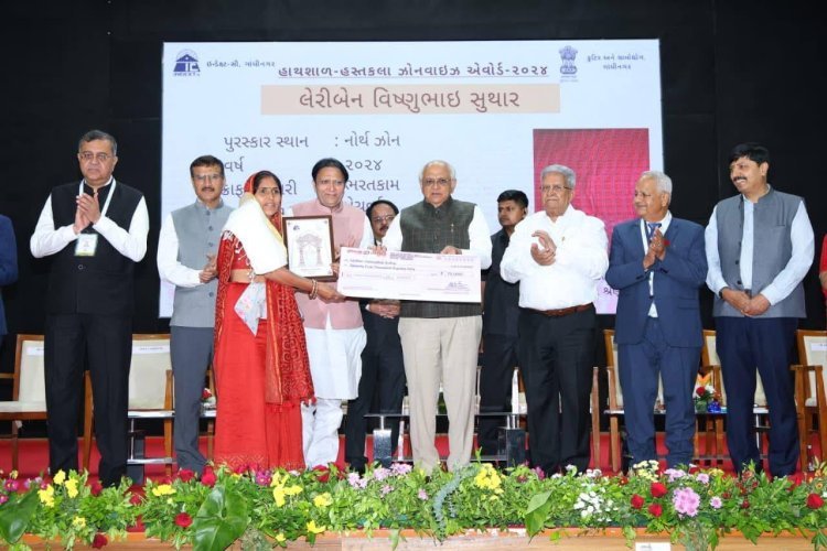 મુખ્યમંત્રી શ્રી ભૂપેન્દ્ર પટેલના હસ્તે ઉત્કૃષ્ઠ કામગીરી કરતાં ત્રણ કારીગરોને પુરસ્કાર અપાયા