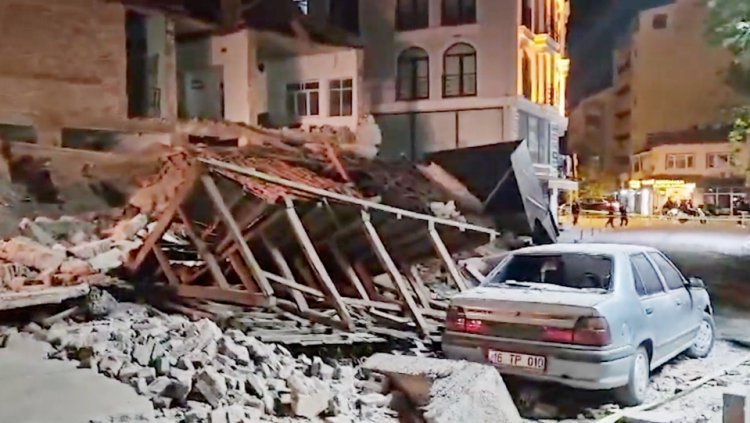 તુર્કીમાં ગત રાત્રે ૬.૧ની તિવ્રતાનો ભૂકંપનો આંચકો : અનેક ઈમારતો ધરાશાઈ