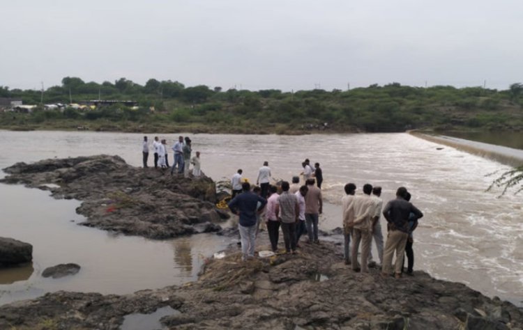 રાજુલાના ધારેશ્વર ગામે મોટી દુર્ઘટના ધાતરવડી નદીમાં 4 યુવાનો ડૂબ્યા, શોધખોળ શરૂ