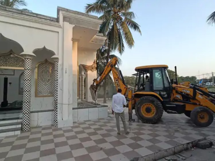 સોમનાથમાં સરકારી જગ્યામાં ખડકાયેલ ધાર્મિક દબાણ દુર કરવા સમયે ટોળાએ કરેલ પથ્થરમારામાં બે પોલીસકર્મી ઈજાગ્રસ્ત થયા