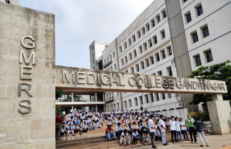 ગાંધીનગર મેડિકલ કોલેજમાં રેગિંગની ઘટનામાં મોટું એક્શન ૧૪ સિનિયર હોસ્ટેલમાંથી સસ્પેન્ડ