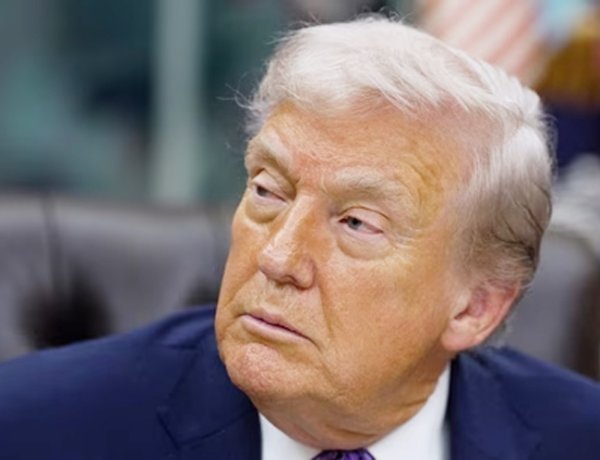 ટ્રમ્પને અમેરીકી કોર્ટનો જાેરદાર ફટકો : અબજાે ડોલરની ટેરિફ ફી કંપનીઓને પરત આપવાનો ઐતિહાસીક આદેશ