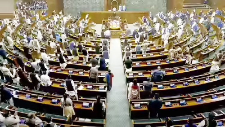 સંસદના શિયાળુ સત્રનો ઝંઝાવાતી પ્રારંભ : લોકસભાની કાર્યવાહી બપોર સુધી સ્થગીત