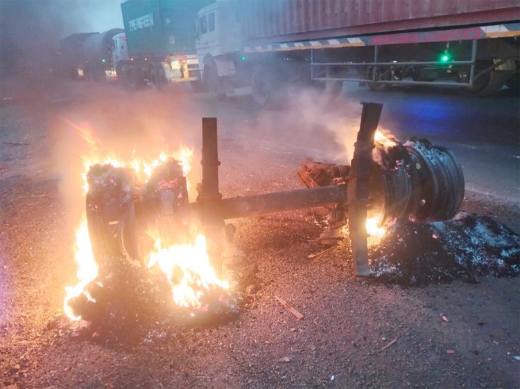 સુરજબારી હાઈવે પર એલપીજી ટેન્કર પલ્ટી જતા પ્રચંડ વિસ્ફોટ ૭ વાહનો ભડકે બળ્યા : ૧ના મોતની આશંકા : ૧૦ કિમી લાંબો ટ્રાફીકજામ