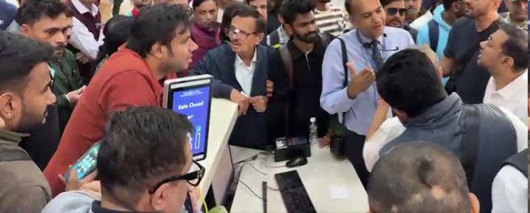 અમદાવાદ એરપોર્ટ પર ઈન્ડિગોની ફ્લાઇટ્સ લેટ થતાં ભારે હોબાળો: ૫૦૦થી વધુ મુસાફરો અટવાયા