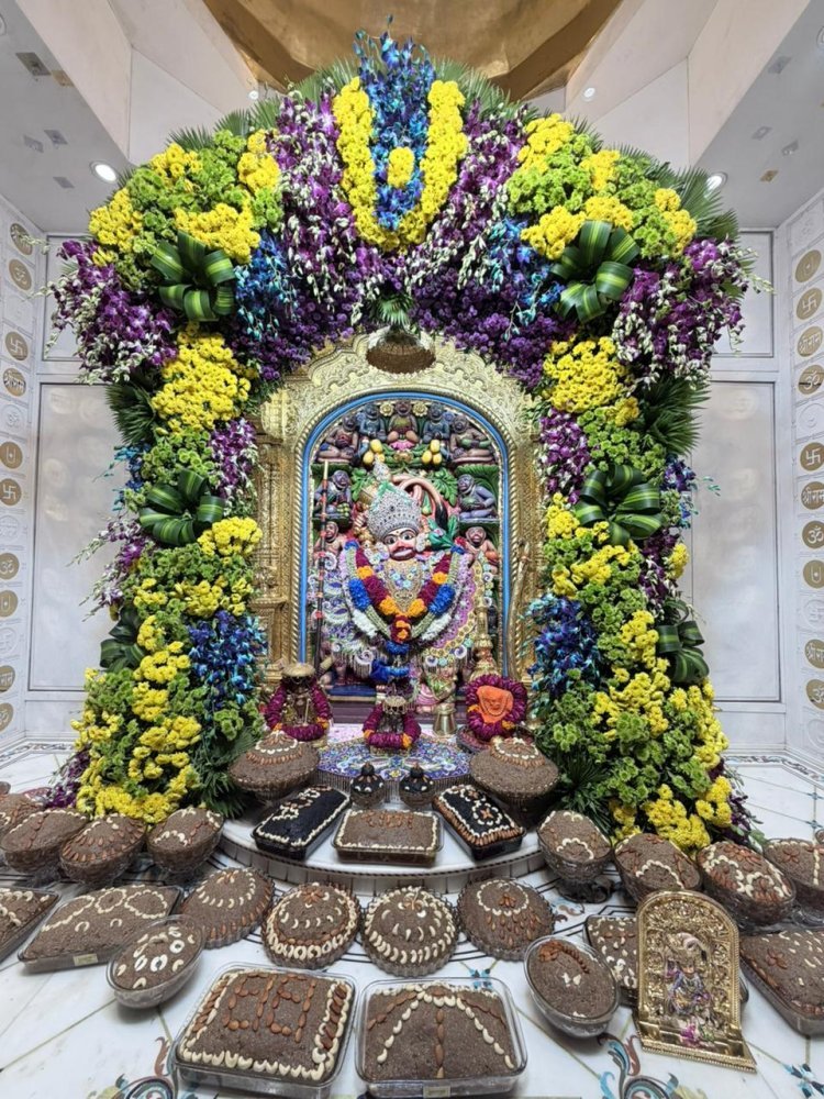 પૂનમ નિમિતે શ્રીકષ્ટભંજનદેવ હનુમાનજીને ફૂલની ડીઝાઇનવાળા વૃન્દાવનમાં તૈયાર કરાયેલા વાઘા  તેમજ  ઓર્કિડ અને શેવંતીના ફુલોનો શણગાર કરાયો