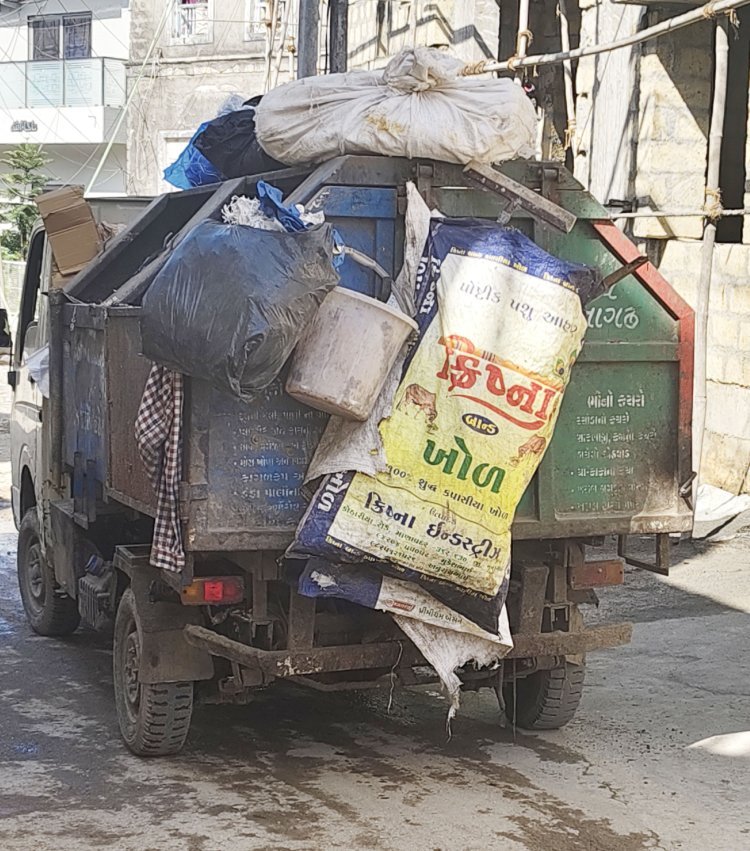 જૂનાગઢમાં નીકળતી કચરાગાડી કચરો એકઠો કરવાના બદલે કચરો વેરતી હોવાની લોકોમાં ફરીયાદ
