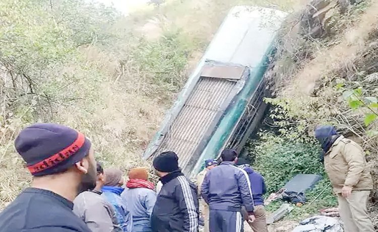 ઉત્તરાખંડના અલ્મોડામાં બસ ખીણમાં ખાબકતાં ૭ના ઘટનાસ્થળે મૃત્યુ : હાહાકાર