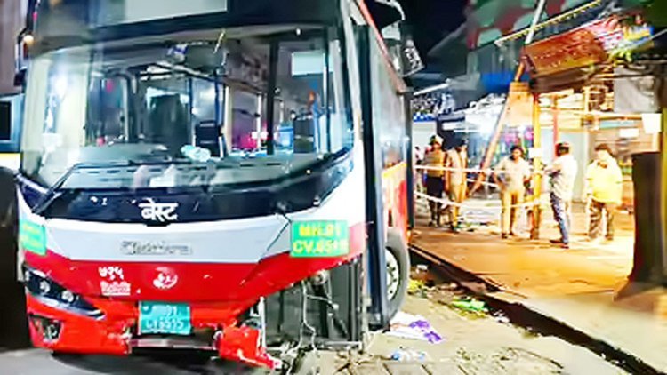 મુંબઈમાં રિવર્સમાં આવી રહેલી બસે અનેકને કચડયા : ચારના મોત : ૧૩ ઘાયલ