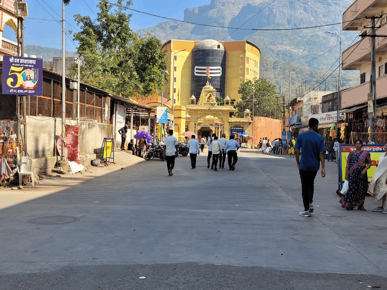 ભવનાથમાં લારી, ગલ્લા, ઝુંપડા સહીતનાં દબાણો દૂર કરાયા