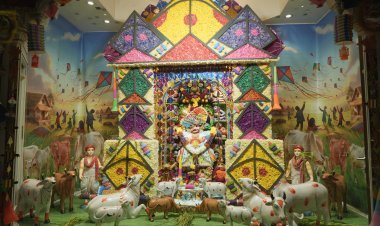 પવિત્ર ધનુર્માસ એકાદશી અને મકરસંક્રાંતિ પર્વ નિમિતે શ્રી કષ્ટભંજનદેવ દાદાને પ્રાકૃતિક થીમના વાઘા ધરાવી દાદાના સિંહાસન, મંદિરને રંગબેરંગી શેવન્તીના ફુલો દ્વારા પતંગ-ફીરકીનો પ્રાકૃતિક થીમનો દિવ્ય શણગાર કરાયો