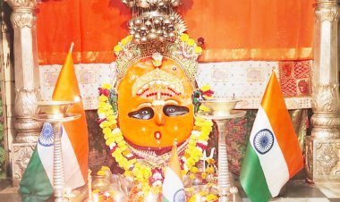 ગીરનાર શક્તિપીઠ અંબાજી મંદિર માતાજીને આજે ત્રિરંગાનો શ્રૃંગાર કરાયો