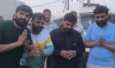 જૂનાગઢ મનપાનાં વોર્ડ નં. ૩નાં ભાજપનાં કોર્પોરેટર અબ્બાસ કુરેશી, અસ્લમ કુરેશી સહીત ૪નું પોલીસ દ્વારા જાહેર સરઘસ કઢાયું