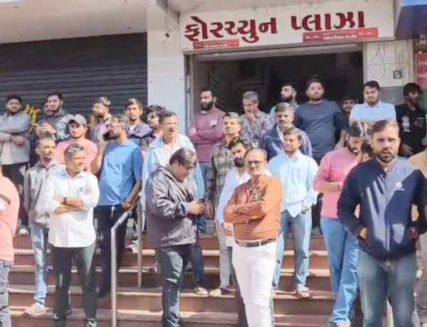 જૂનાગઢ શહેરમાં મોબાઈલનાં ૬ વેપારીઓને પોલીસે ઢોર માર માર્યો : ગુપ્ત ભાગે ઈલેકટ્રીક શોક આપ્યા : મોબાઈલનાં વેપારીઓમાં ભારે રોષ : એમજી રોડ સજજડ બંધ