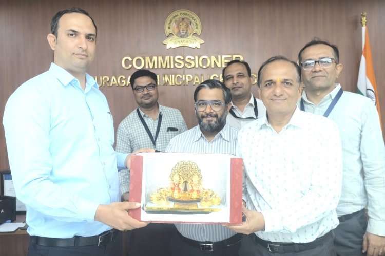 જૂનાગઢ કો. કો. બેન્ક દ્વારા કમિશ્નર  તેજસ પરમારના જન્મ દિવસની ઉજવણી