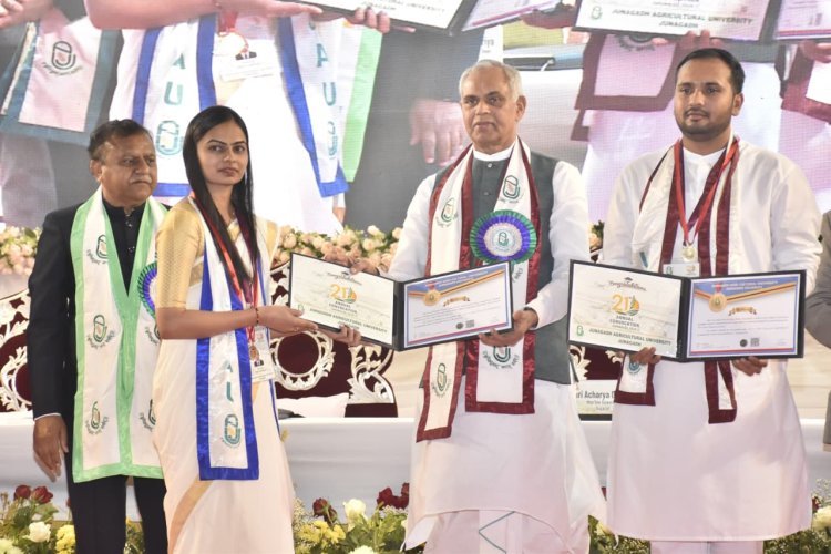 જૂનાગઢ કૃષિ યુનિવર્સિટીના ૨૧માં પદવીદાન સમારોહમાં વિદ્યાર્થીઓને રાષ્ટ્ર ઉત્થાનમાં યોગદાન આપવા અને પ્રાકૃતિક કૃષિના મિશનને આગળ વધારવા માટે પ્રેરણા પૂરી પડતા રાજ્યપાલ આચાર્ય દેવવ્રતજી