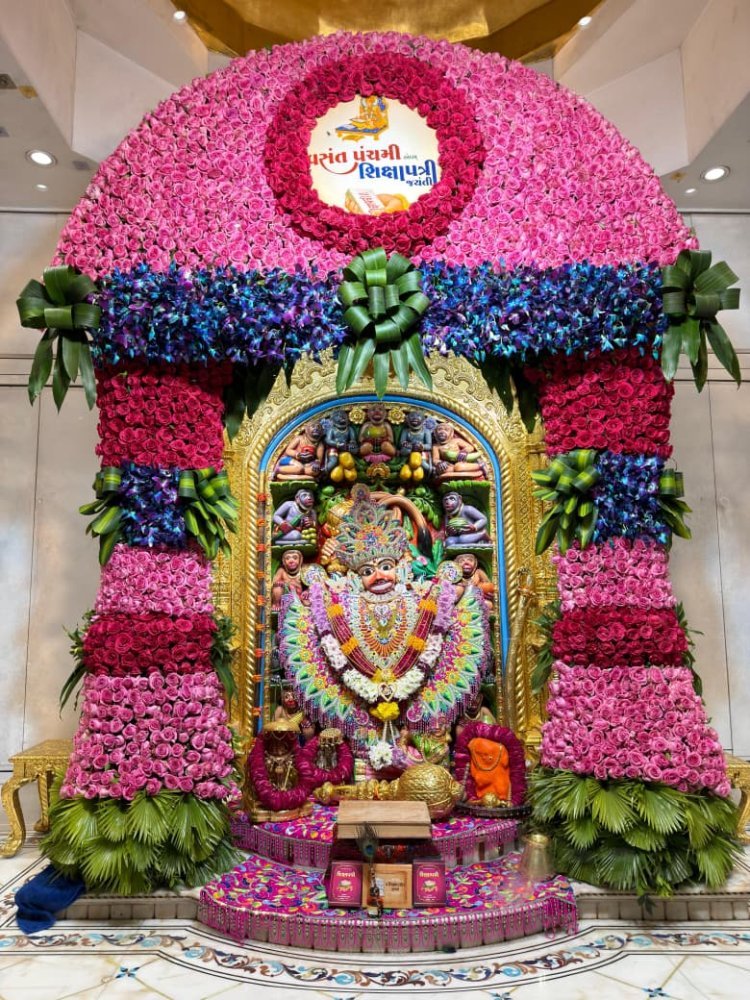 વસંતપંચમી નિમિત્તે શ્રી કષ્ટભંજનદેવ દાદાને ગુલાબ અને ઓકિર્ડના ફુલોનો દિવ્ય શણગાર