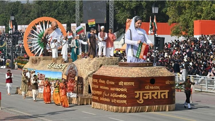 ‘સ્વતંત્રતા કા મંત્રઃ વંદે માતરમ’ થીમ આધારિત ટેબ્લોને પ્રાપ્ત “પોપ્યુલર ચોઈસ” શ્રેણીનો પ્રથમ ક્રમનો એવોર્ડ વિધિવત્ રીતે નવી દિલ્લી ખાતે એનાયત