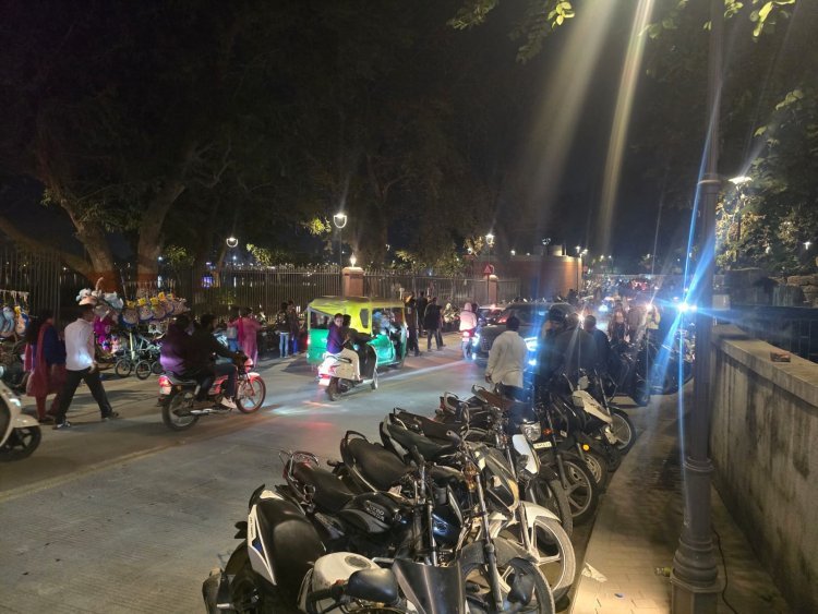 નરસિંહ મહેતા સરોવર ખાતે પાર્કીંગની વ્યવસ્થાનો અભાવ : સતત ટ્રાફીક જામ