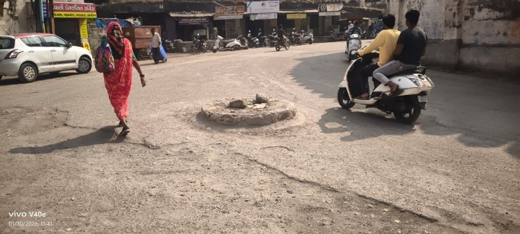 કોઈ ગંભીર અકસ્માત સર્જાય તે પહેલા જૂનાગઢમાં દિવાન ચોક ખાતે આવેલ ટ્રાફીક પોઈન્ટનું સર્કલ ઉંચું લેવા માંગણી