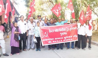 ટ્રેડ યુનિયનો,  સંયુક્ત મંચ ગુજરાત કીસાન સંઘર્ષ સમિતિ દ્વારા રાષ્ટ્ર વ્યાપી હડતાલના સમર્થનમાં સેન્ટર ટ્રેડ યુનિયન સીટુ અને ડાબેરી સંગઠનો દ્વારા કલેકટરને આવેદનપત્ર અપાયું