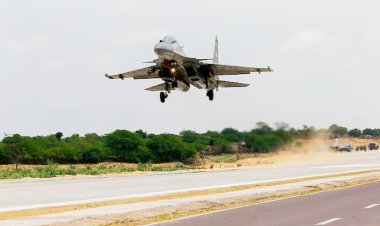 ચીન બોર્ડર નજીક હાઈવે પર સુખોઈ-રાફેલ જેવા ફાઈટર પ્લેનનું લેન્ડિંગ