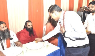 જૂનાગઢ જીલ્લા કલેકટર અનિલકુમાર રાણાવસિયાએ સાધુ સંતોને ભોજન પીરસી સંતોના આશીર્વાદ મેળવ્યાં