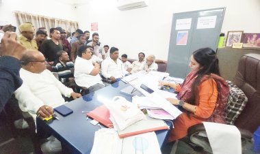 વેરાવળમાં આંબેડકર નગરમાં રસ્તાના પ્રશ્ને રહીશોએ પાલીકા કચેરીમાં થાળી-વેલણ સાથે પ્રદર્શન કર્યુ