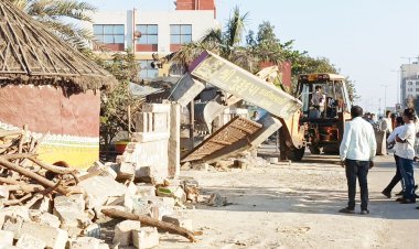 યાત્રાધામ દ્વારકામાં હાઈવે નજીકના ગેરકાયદેસર દબાણો દૂર કરવાની કામગીરી બીજા દિવસે પણ યથાવત