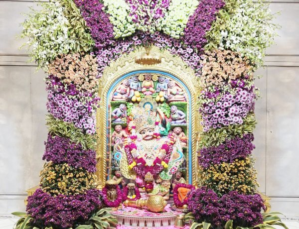 શ્રીકષ્ટભંજનદેવ હનુમાનજીને વૃન્દાવનમા તૈયાર થયેલા એમ્બ્રોઇડરી વર્ક મોરની ડીઝાઇનવાળા વાઘા સાથે શણગાર કરાયો